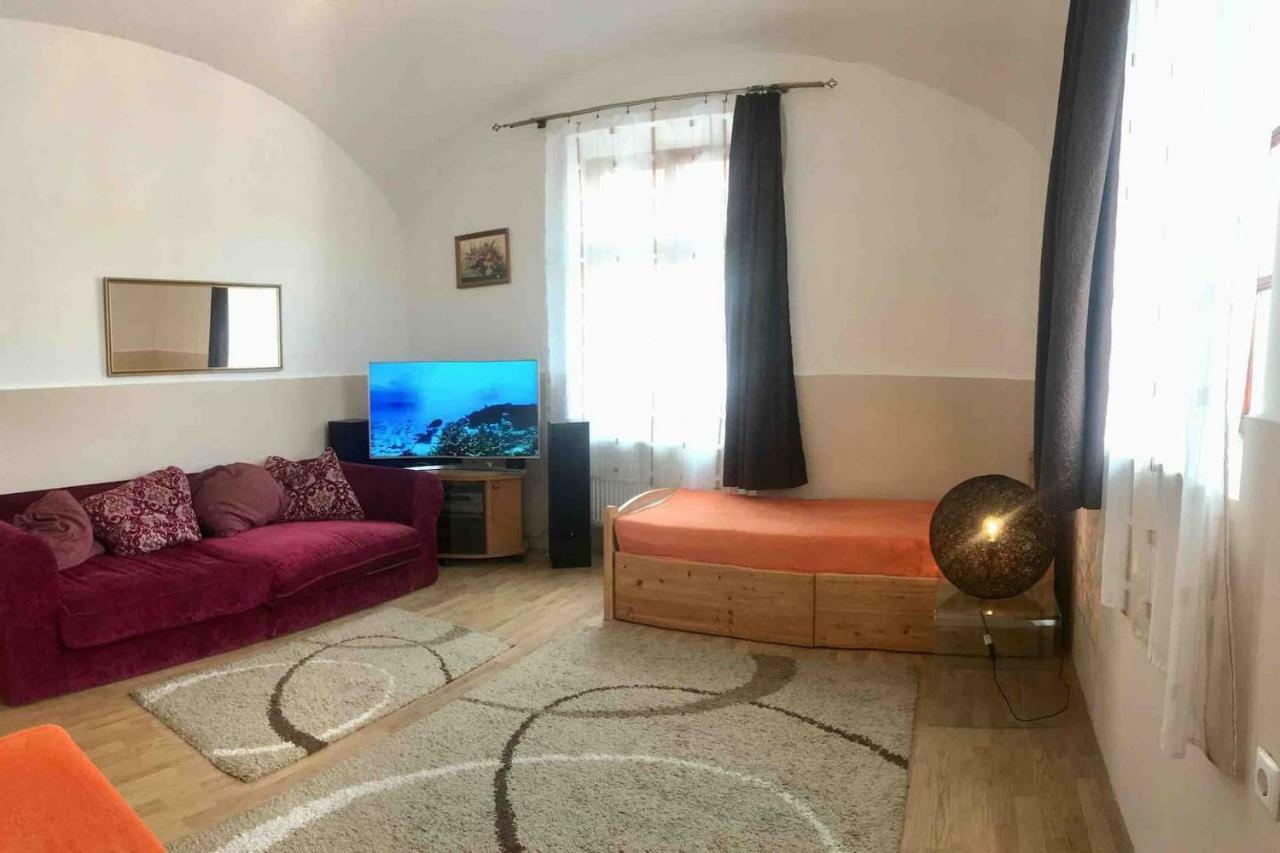 Arkadia Apartman Pápa Buitenkant foto